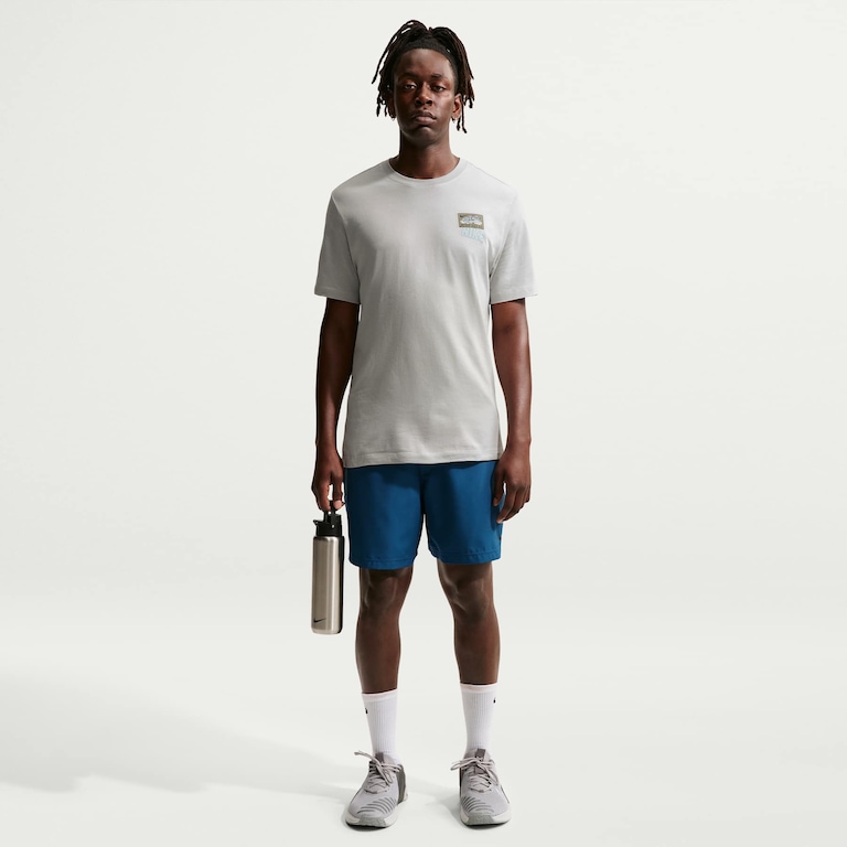 Camiseta Nike Train Stickers Masculina - Foto 4