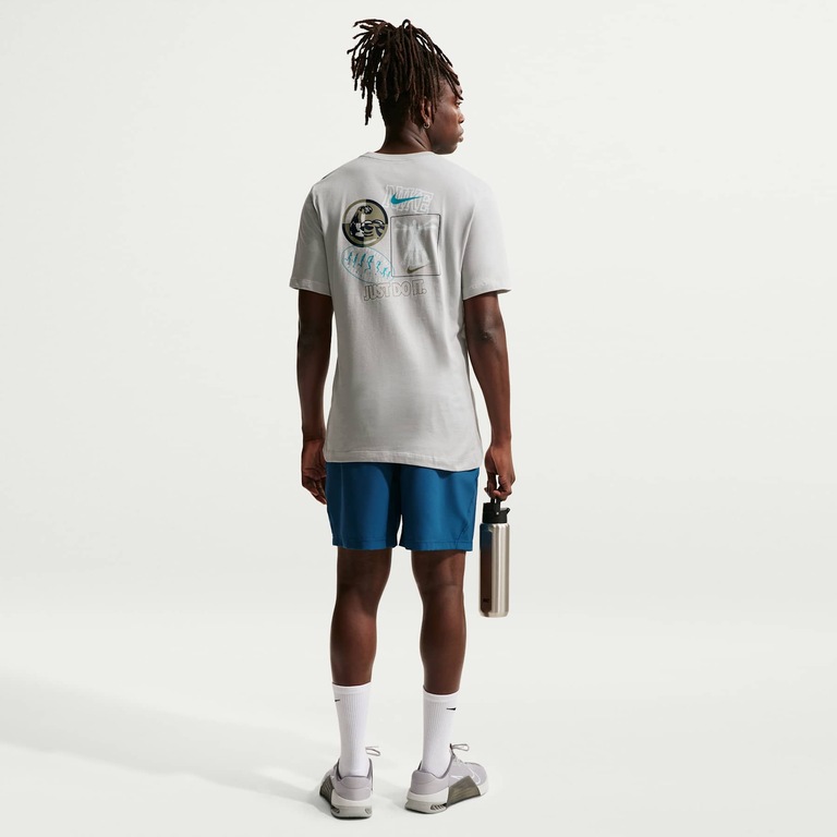 Camiseta Nike Train Stickers Masculina - Foto 5