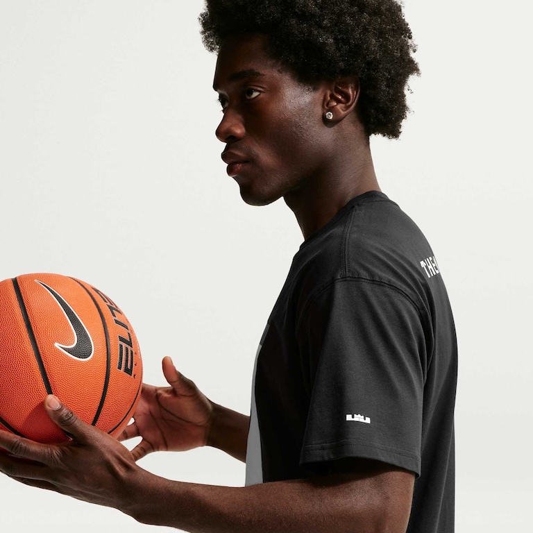 Camiseta LeBron James Nike Graphic Masculina - Foto 3