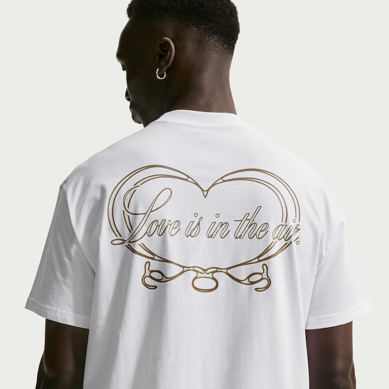 Camiseta Nike Sportswear "Love Is In The Air" Masculina - Foto 2