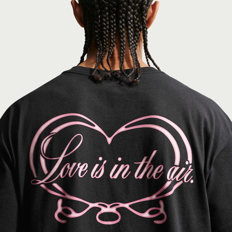 Camiseta Nike Sportswear "Love Is In The Air" Masculina - Foto 2