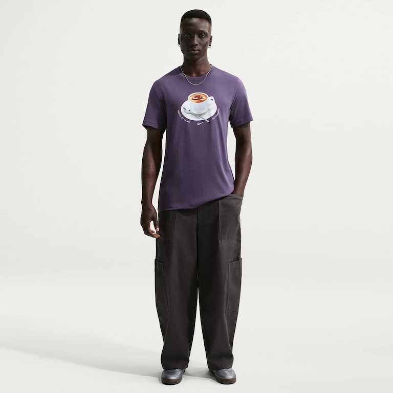 Camiseta Nike Sportswear Café Swoosh Mug Unissex - Foto 4