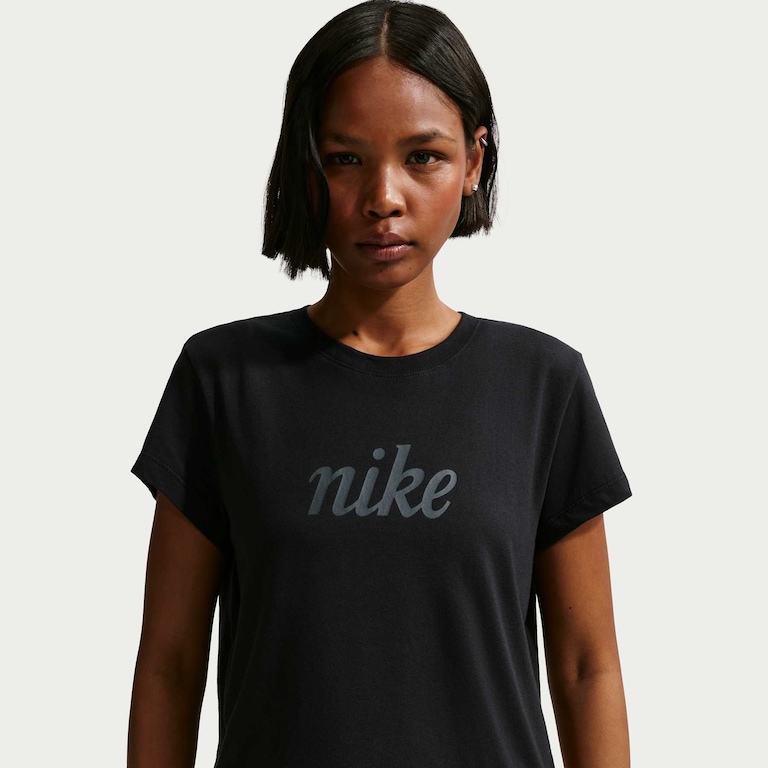 Camiseta Nike Sportswear Club Heritage Feminina - Foto 1