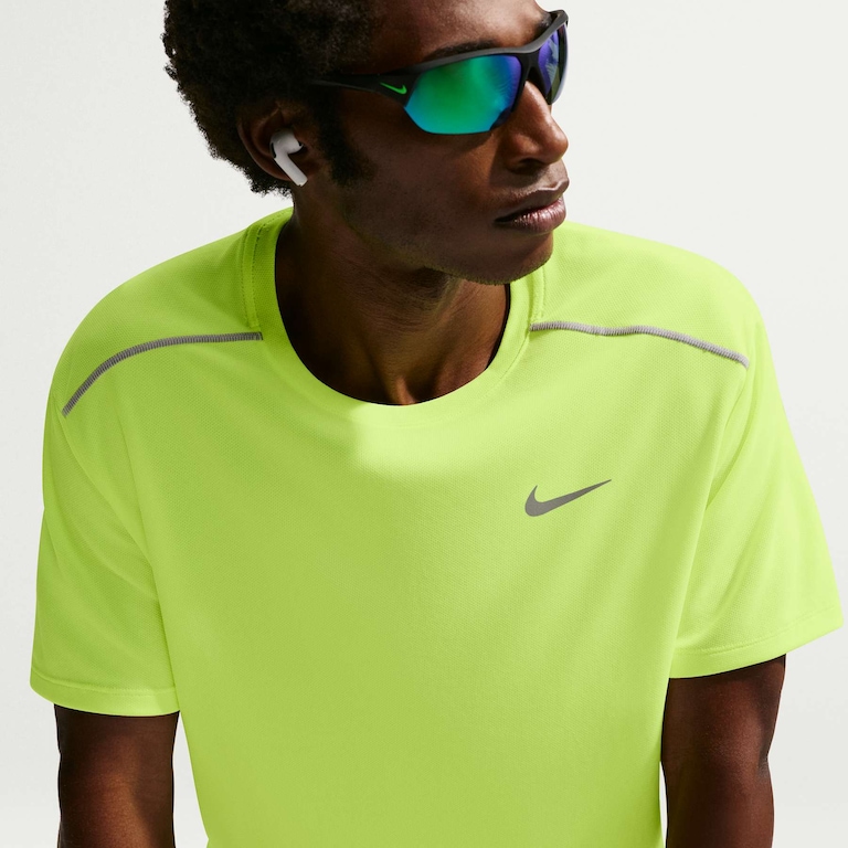 Camiseta Dri-FIT Nike UV Miler Masculina - Foto 3