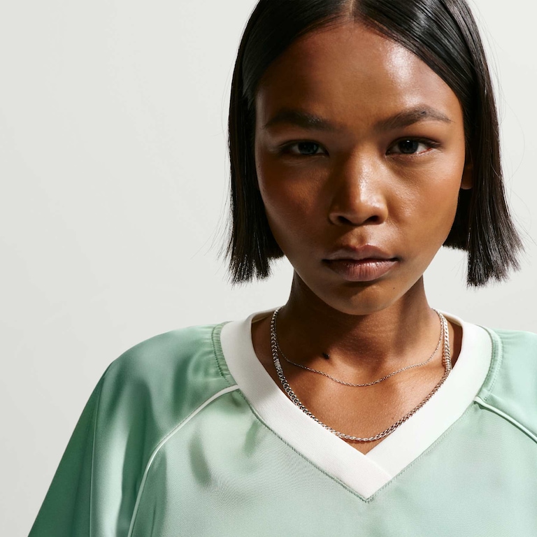 Camiseta Nike Sportswear Woven Feminina - Foto 3