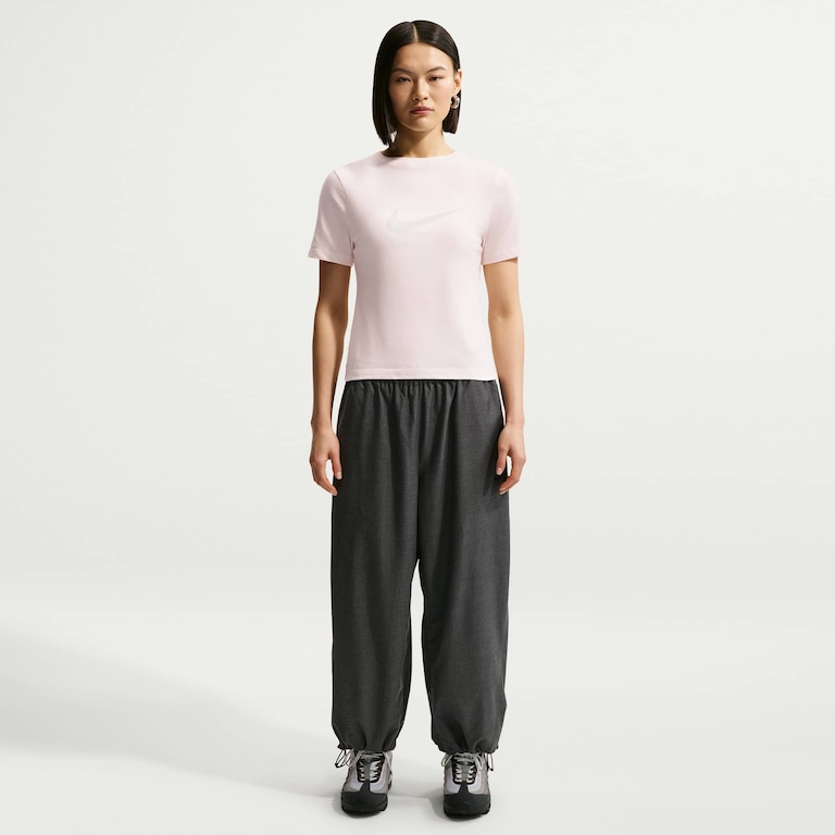 Camiseta Nike Sportswear Logo Feminina - Foto 4