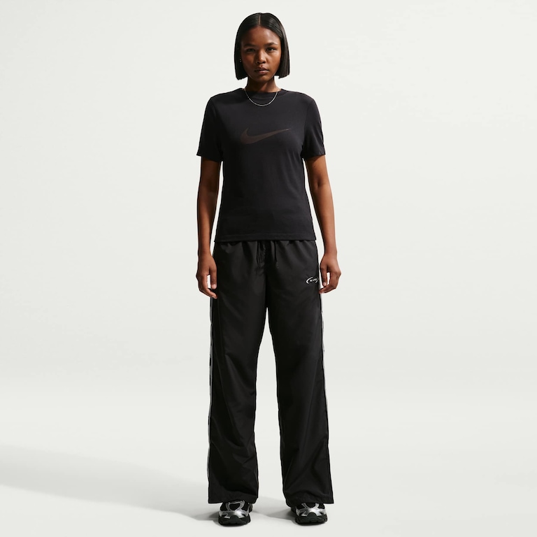 Camiseta Nike Sportswear Logo Feminina - Foto 4