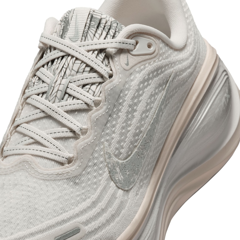 Tênis Nike Vomero Plus SE Feminino - Foto 4
