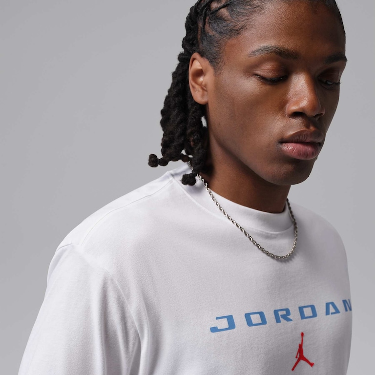 Camiseta Jordan Brooklyn Fleece Labor Graphic Masculina - Foto 3