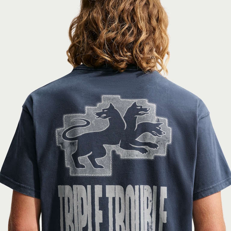 Camiseta Nike Sportswear Triple Threat Unissex - Foto 4