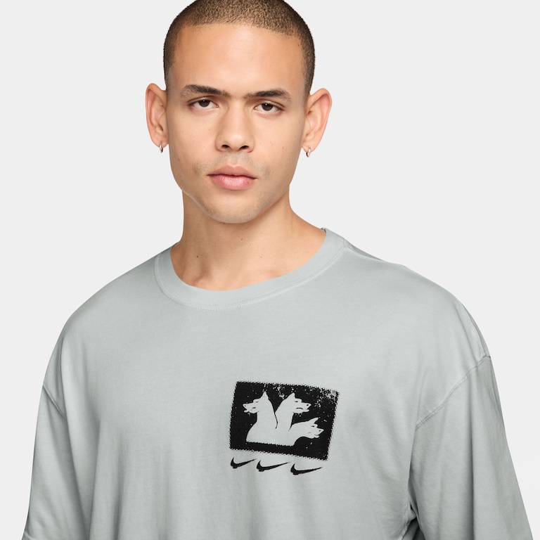 Camiseta Nike Sportswear Triple Threat Unissex - Foto 2