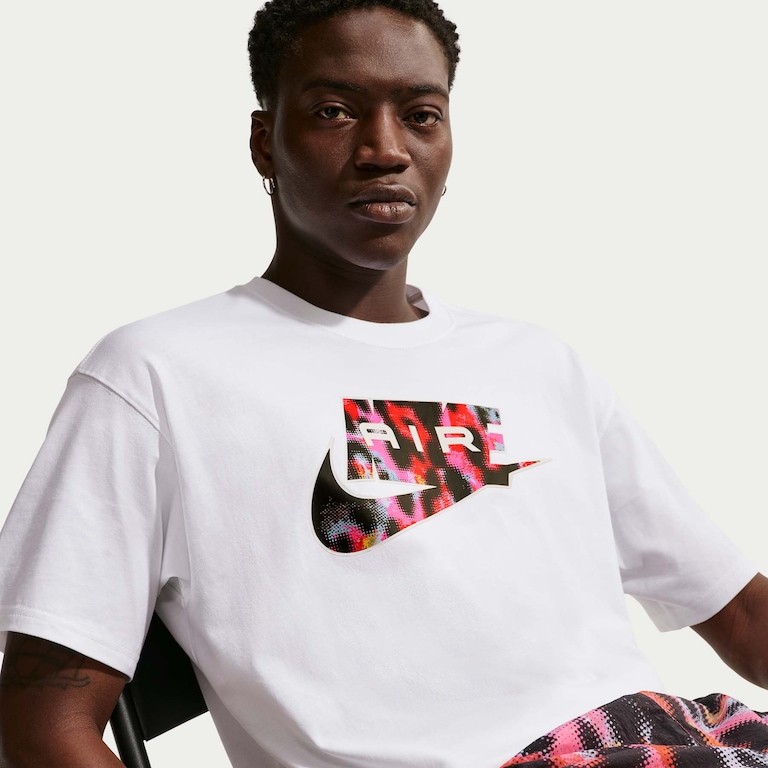 Camiseta Nike Sportswear Air AOP Unissex - Foto 3