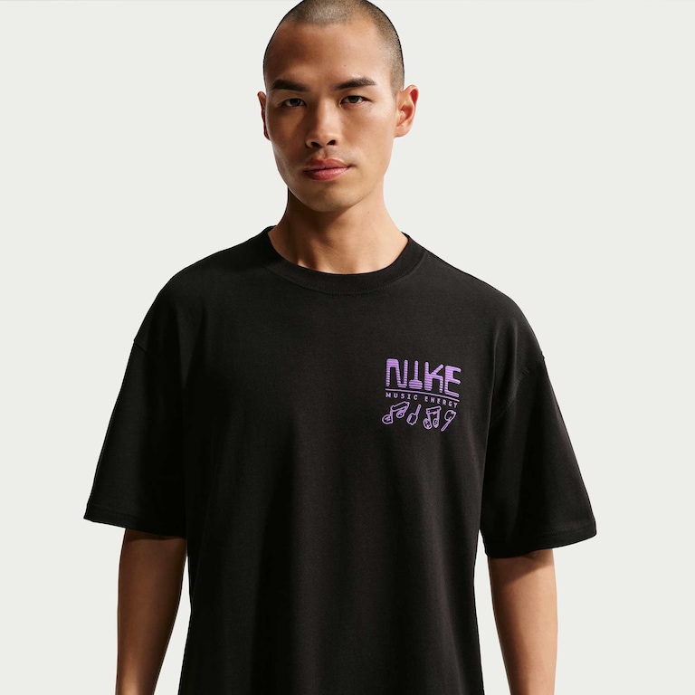 Camiseta Nike Sportswear Swoosh Sounds Unissex - Foto 1