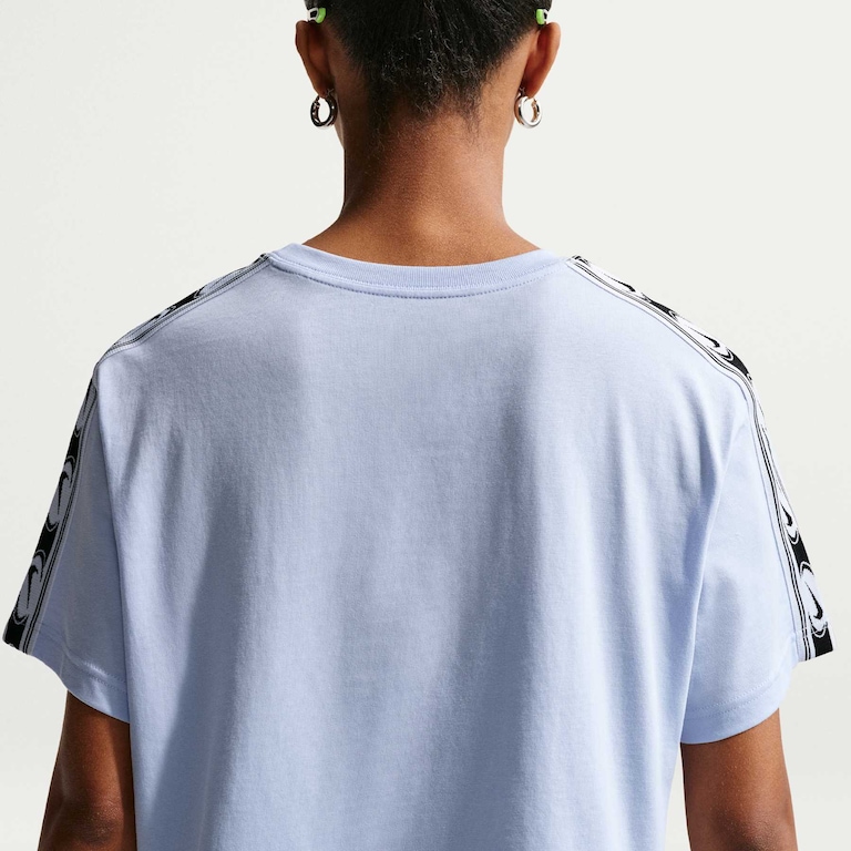 Camiseta Cropped Nike Sportswear Varsity 18 Feminina - Foto 2