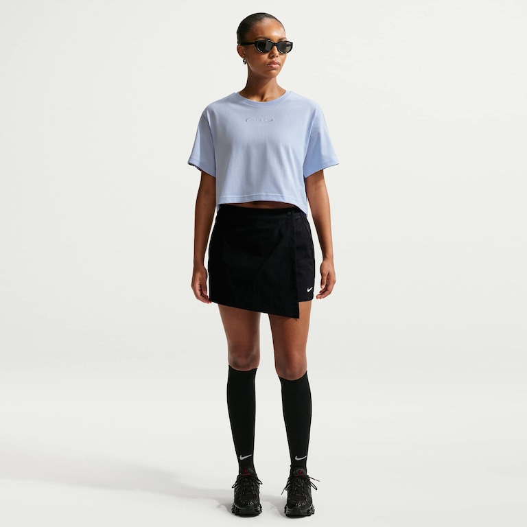 Camiseta Cropped Nike Sportswear Varsity 18 Feminina - Foto 4