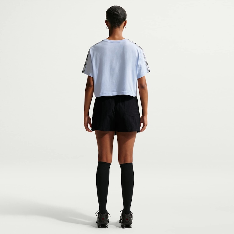 Camiseta Cropped Nike Sportswear Varsity 18 Feminina - Foto 5