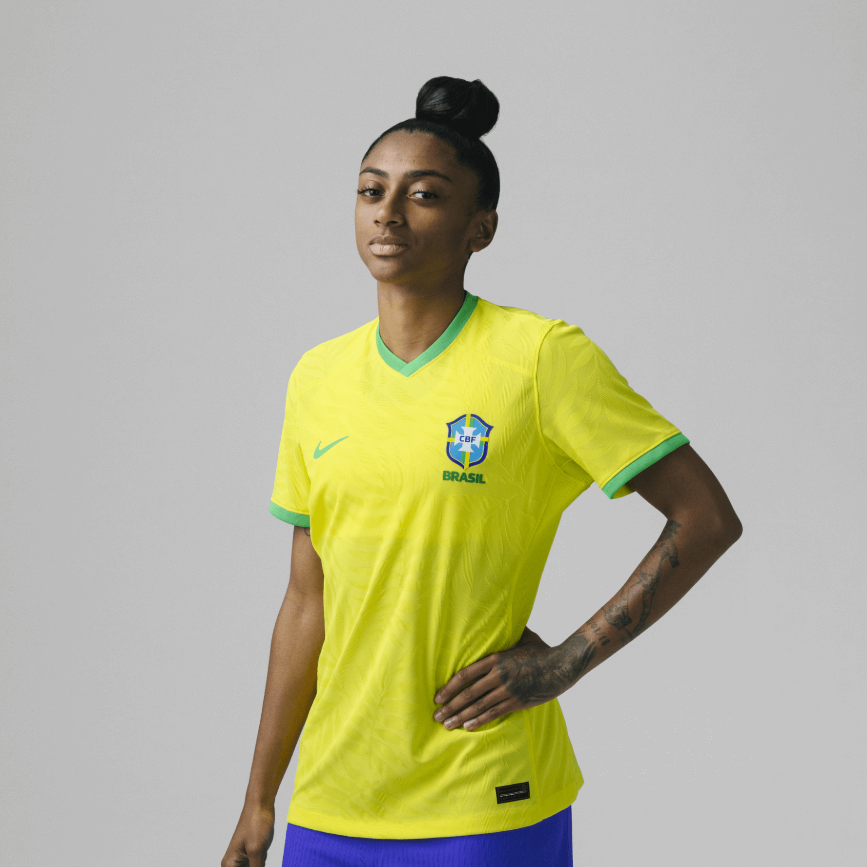 Para representar seleção feminina, Nike muda gênero do brasão real
