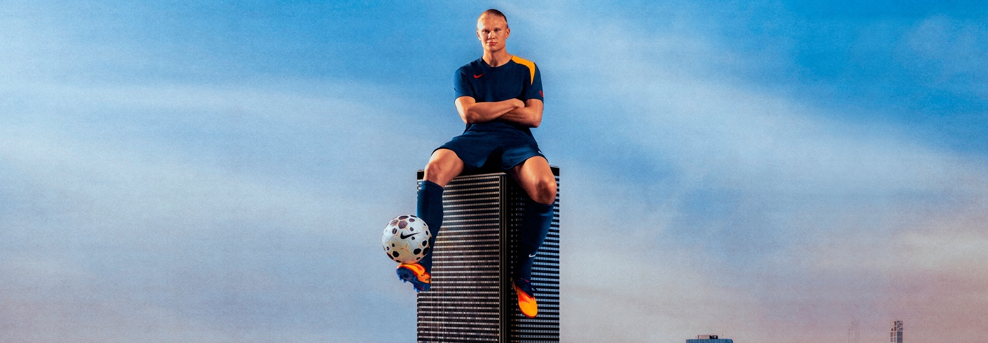 Haaland editado gigante sentado no topo de um prédio com a Phantom 6