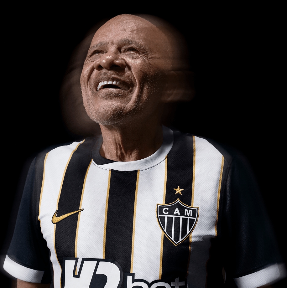 Dada Maravilha usando a nova camisa do Atlético Mineiro