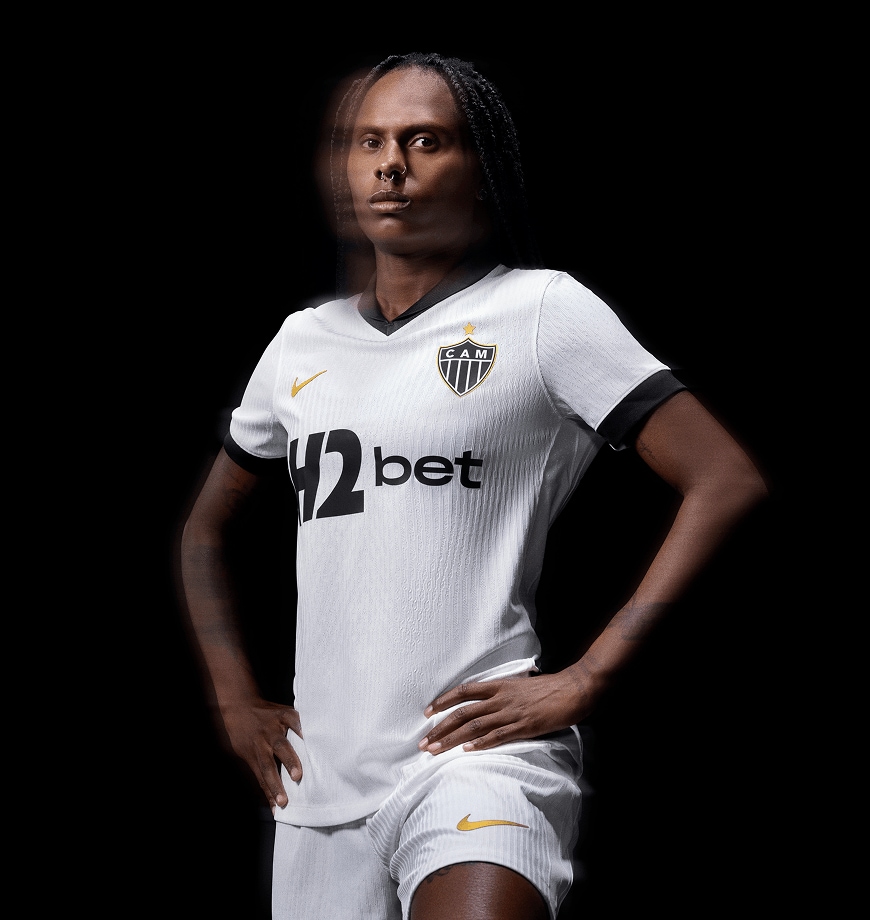 Atleta usando a nova camisa do Atlético Mineiro