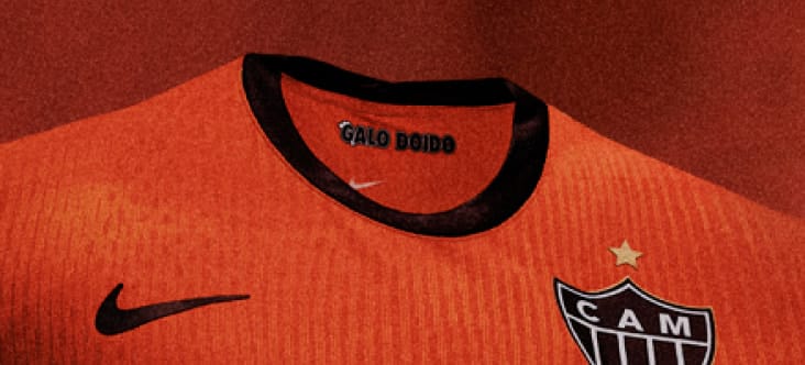 Próximo a gola da camisa