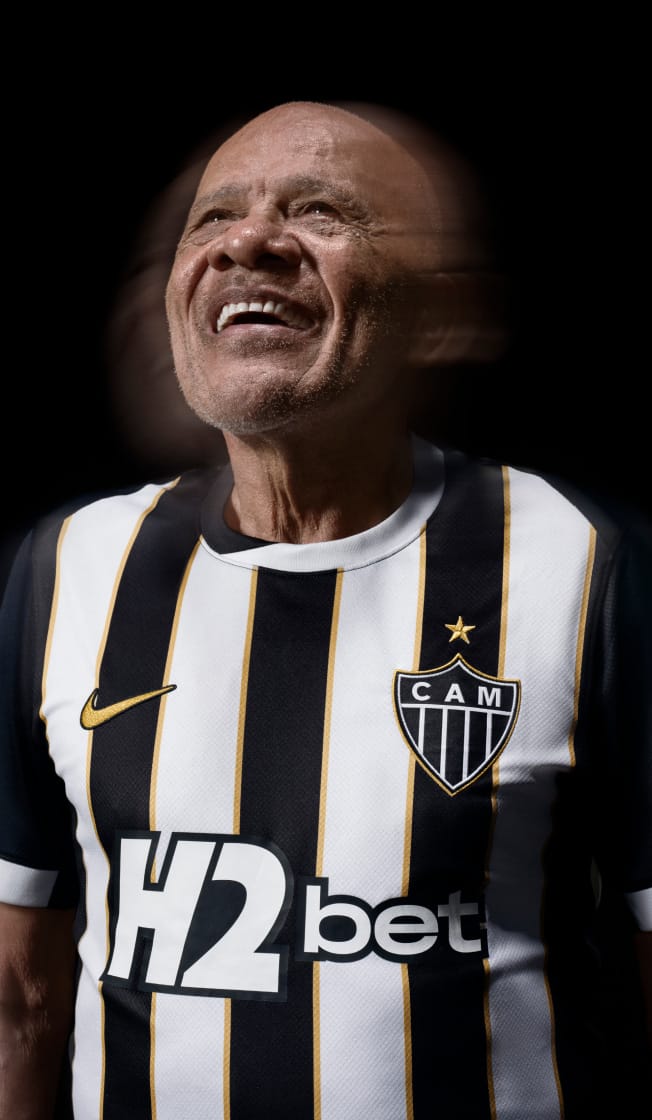 Dada Maravilha vestindo a Camisa I Modelo Torcedor Atlético Mineiro