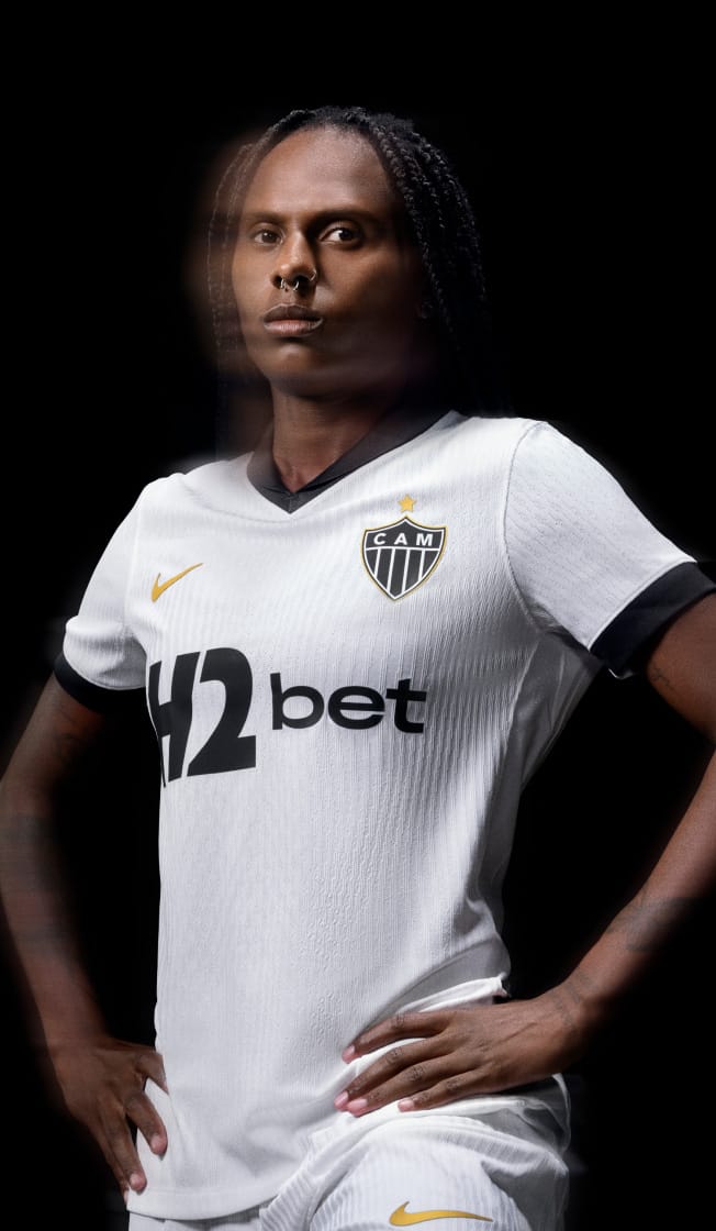 Hingredy vestindo a Camisa II Modelo Jogador Atlético Mineiro