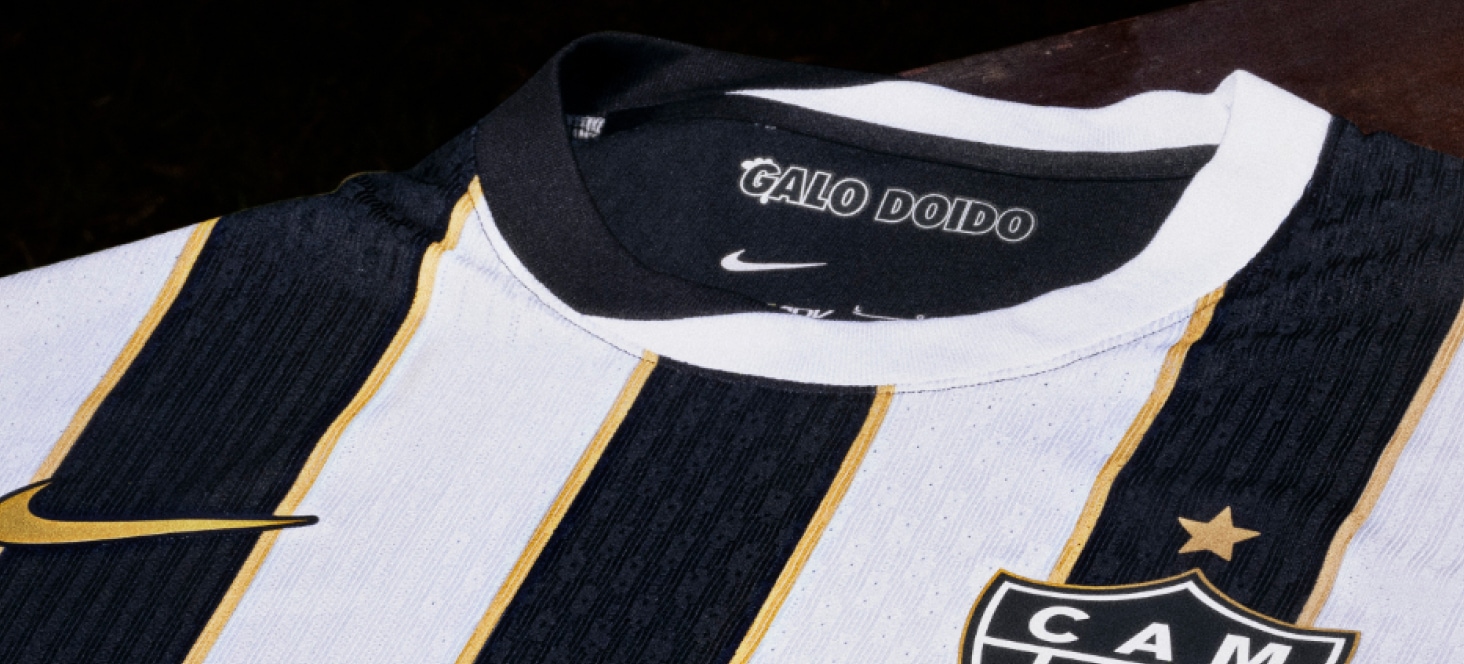 Próximo a gola da camisa