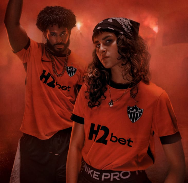 Atletas com a Camisa III do Galo — inspirada na Rua de Fogo