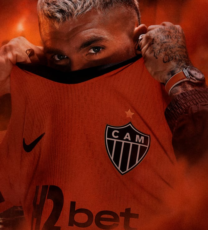 Atletas com a Camisa III do Galo — inspirada na Rua de Fogo