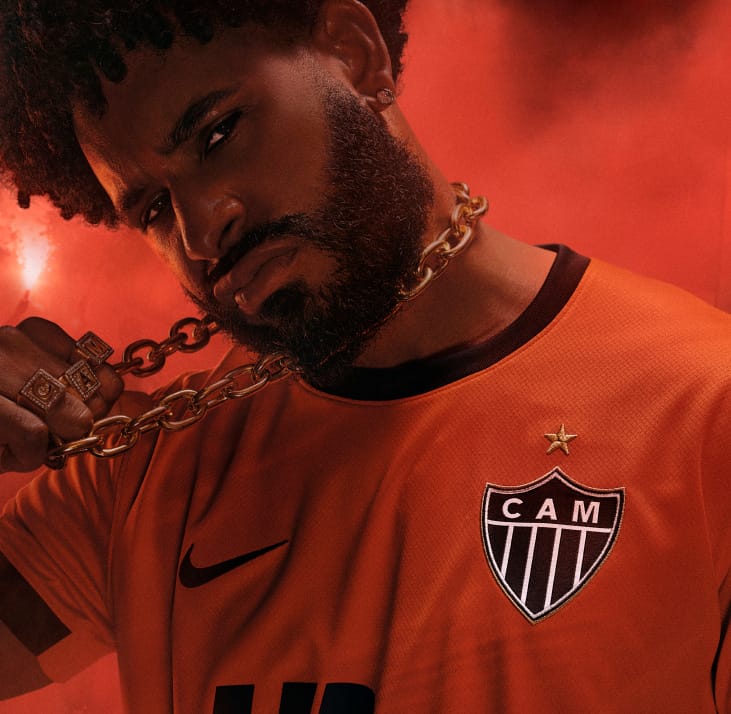 Atletas com a Camisa III do Galo — inspirada na Rua de Fogo
