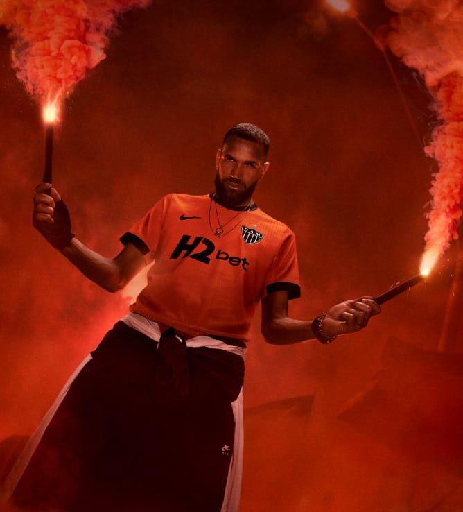 Atletas com a Camisa III do Galo — inspirada na Rua de Fogo