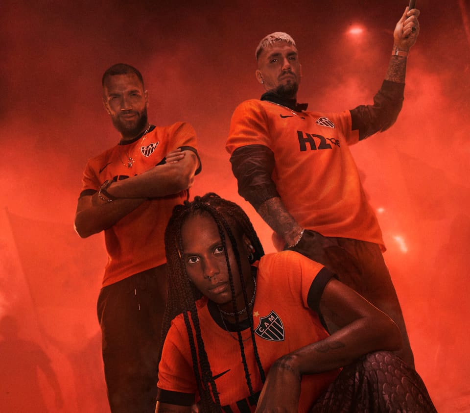 Atletas usando as novas camisas do Atlético Mineiro