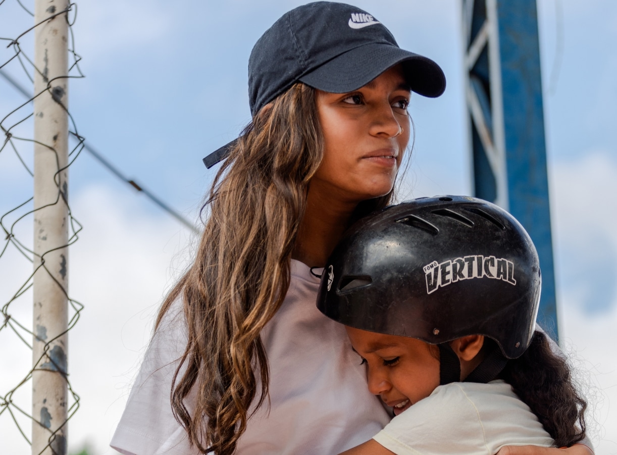 Rayssa abraçando menina