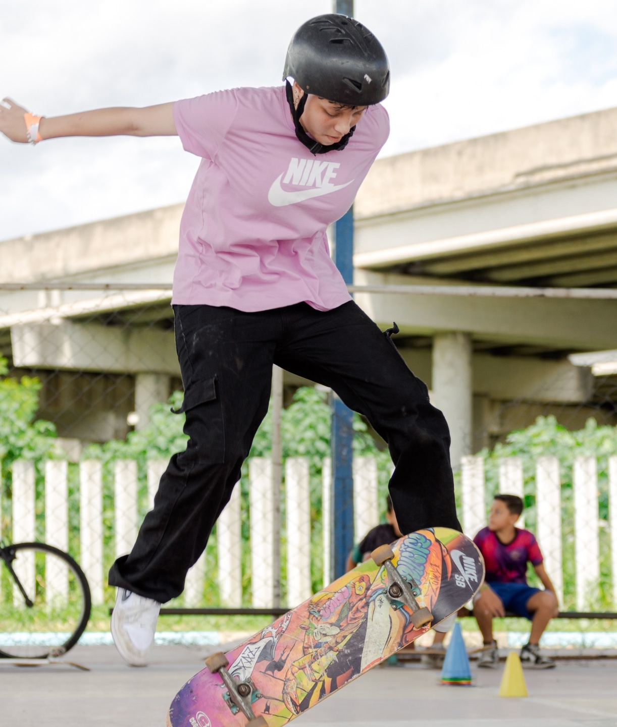 Menino fazendo manobra no skate