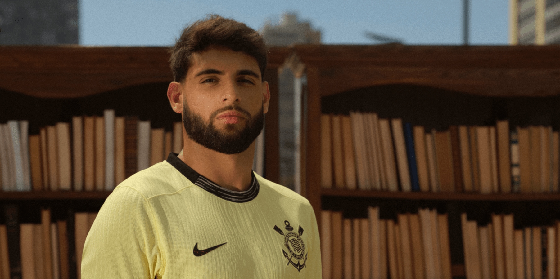 Jogar do Corinthians Yuri Alberto usando a Nova camisa III do Corinthians. 