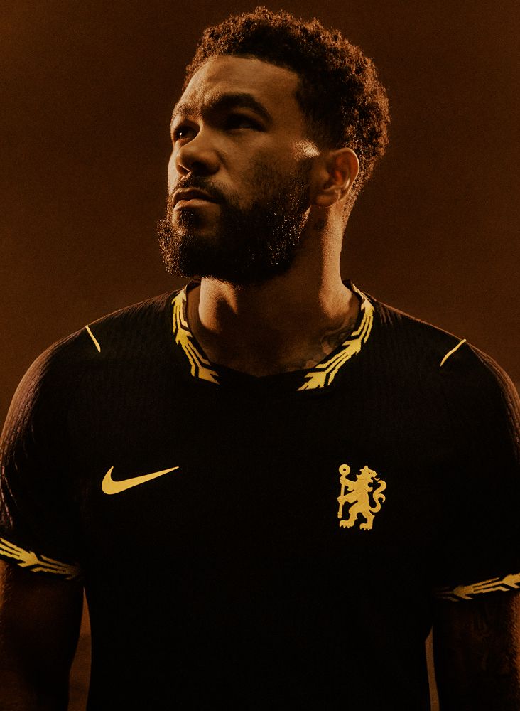 Jogador vestindo a nova camisa de fora do Chelsea