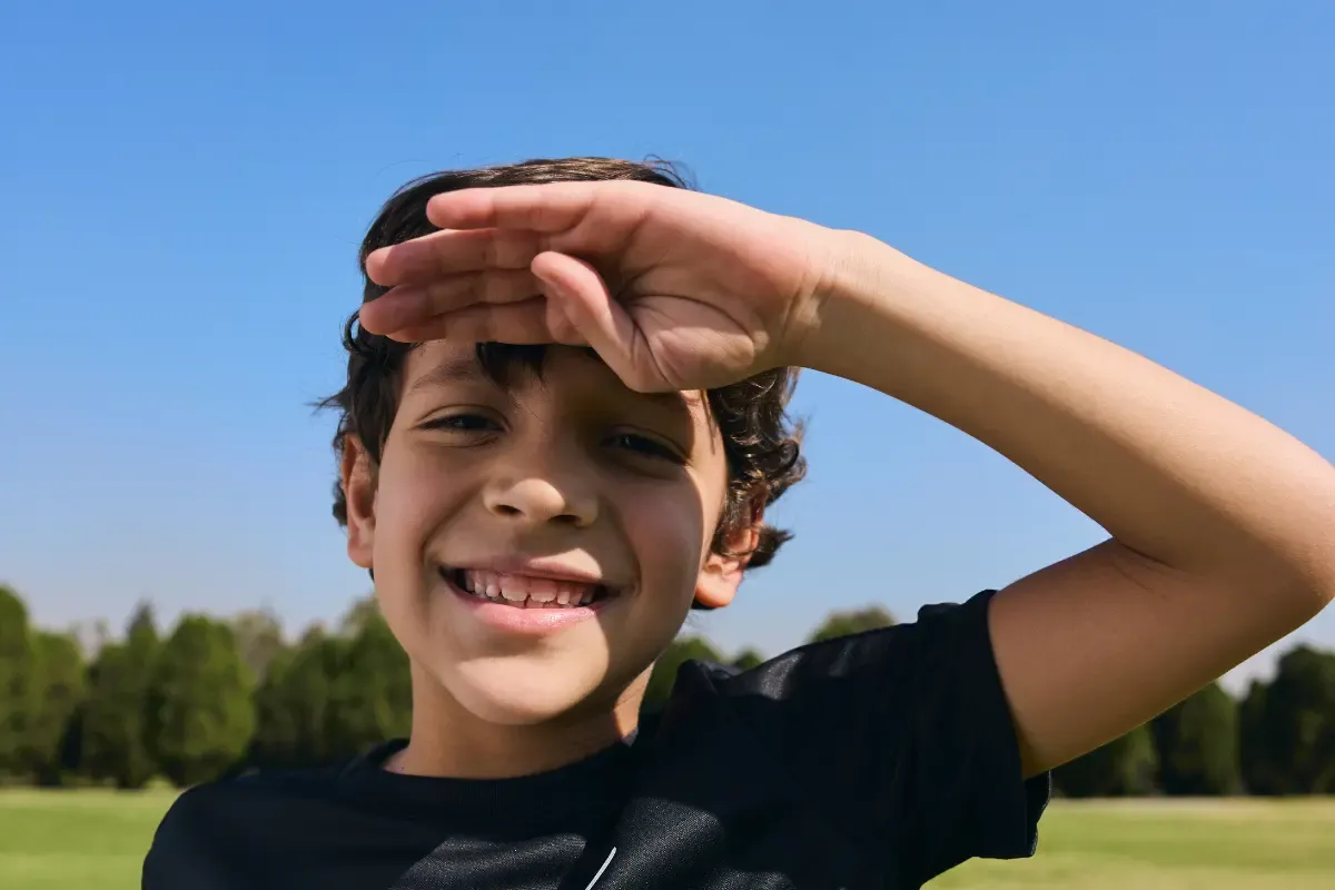 imagem de uma criança em um gramado