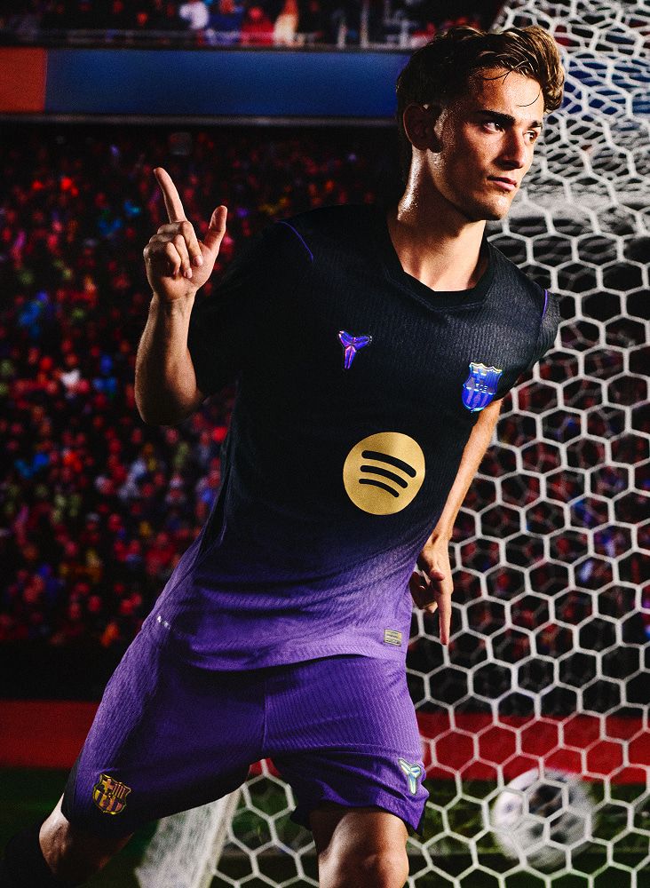 Gavi apontando para cima, e Gavi, Alejandro Balde e Frenkie de Jong comemorando juntos em um estádio, usando uniformes de futebol do Barcelona para jogos fora de casa, nas cores preta e roxa.