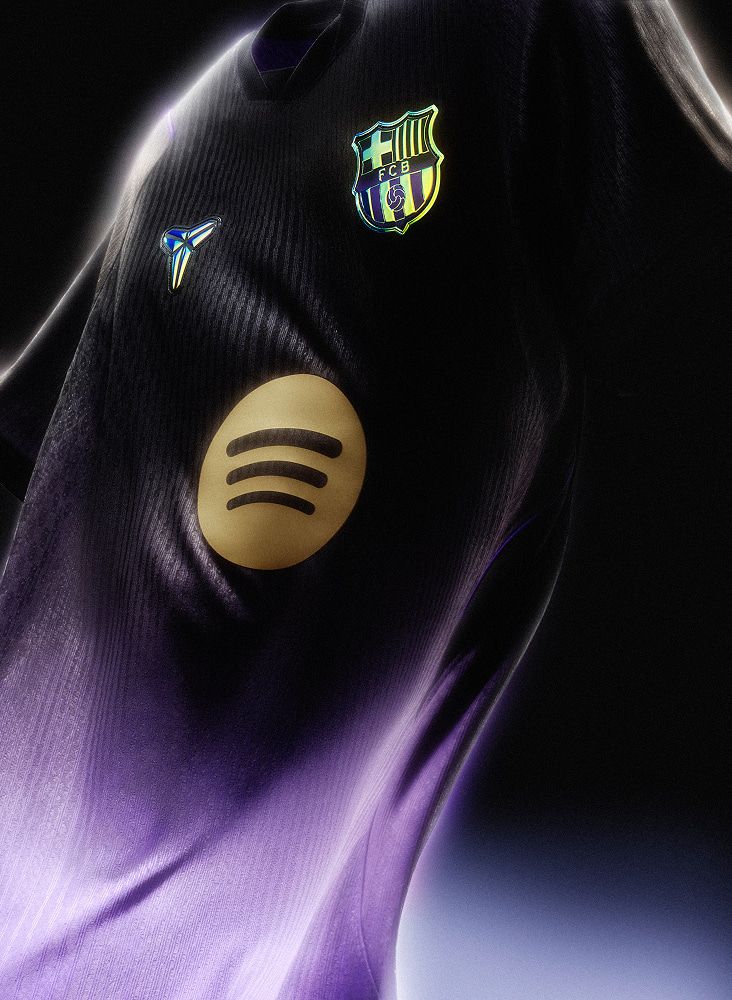 Um close-up de um uniforme preto e roxo do Barcelona para jogos fora de casa, e Frenkie de Jong levantando o punho em um estádio, vestindo o uniforme.