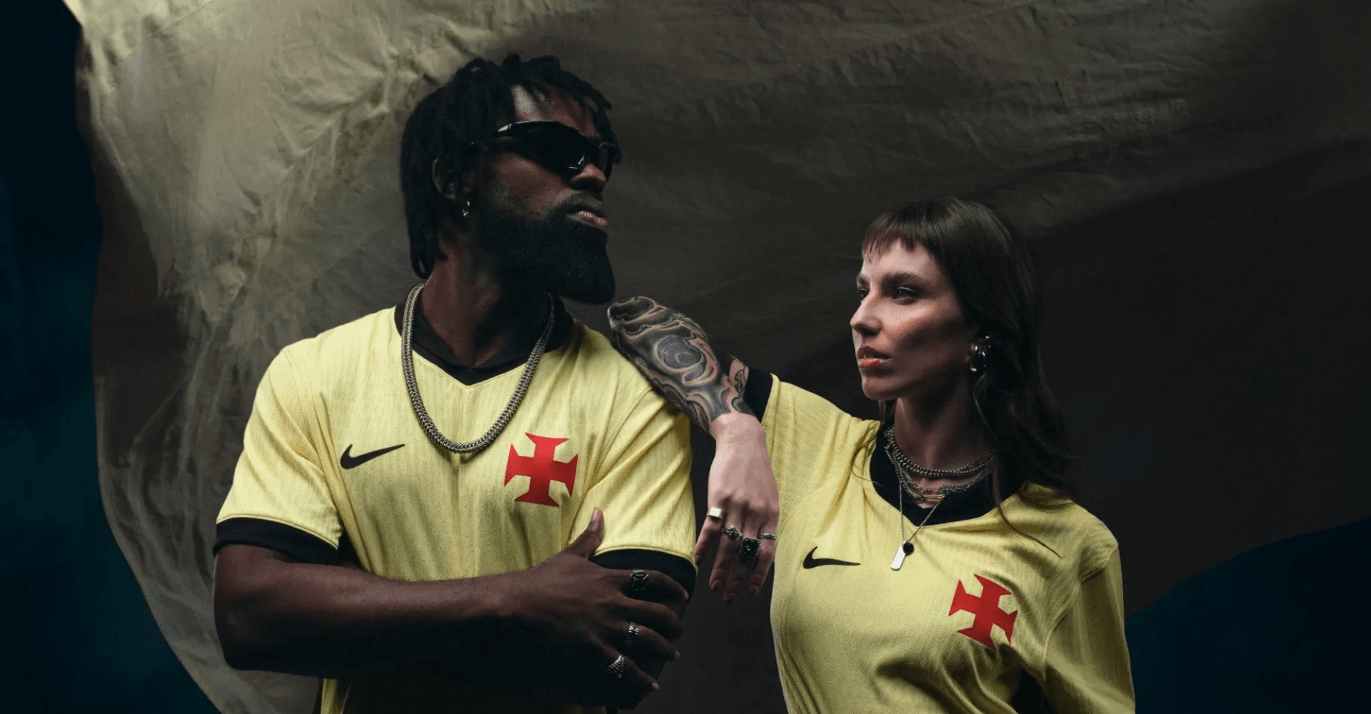 Casal vestindo a nova Camisa III do Vasco 2026