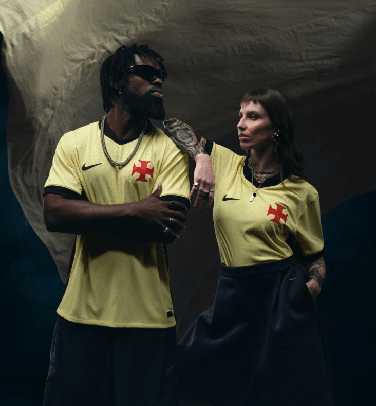 Casal vestindo a nova Camisa III do Vasco 2026