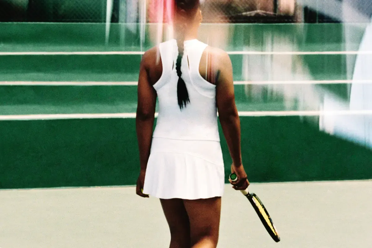 mulher de costas jogando tênis