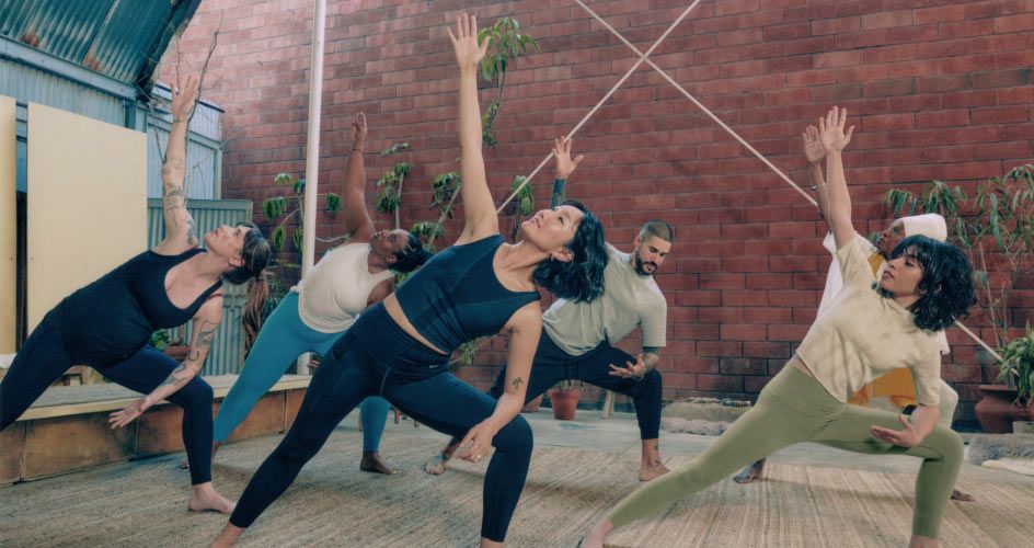 Grupo praticando yoga.