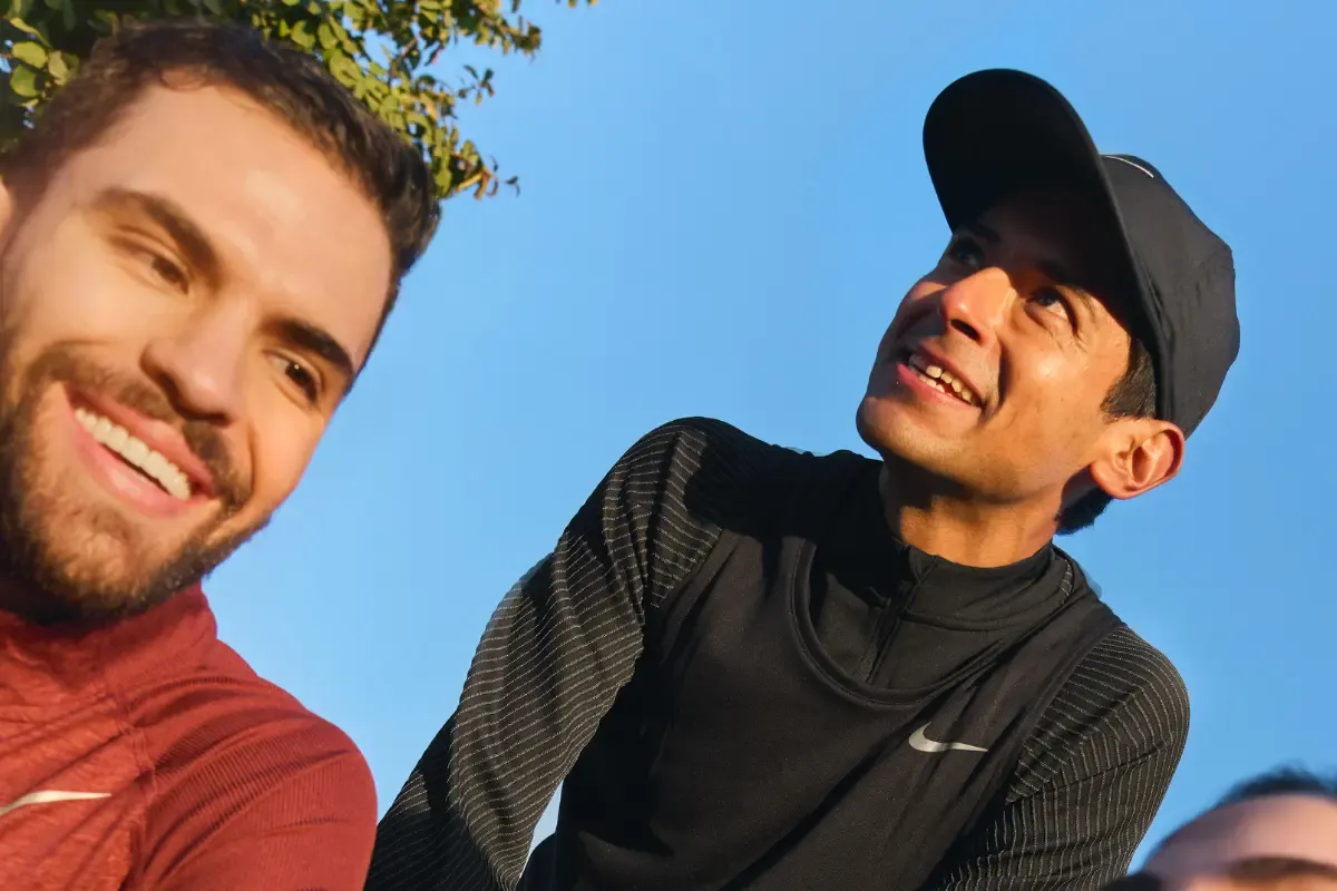 dois homens com um deles com boné