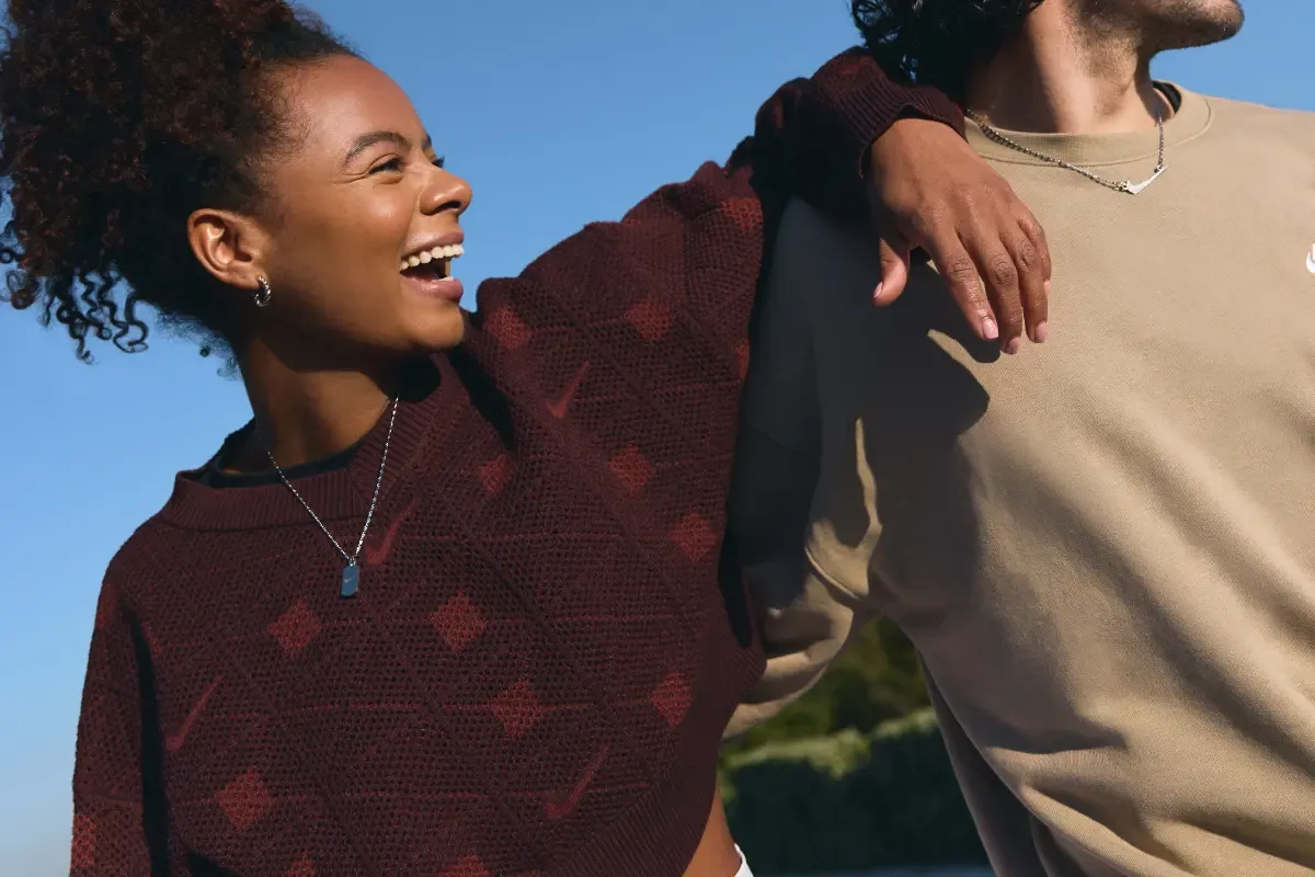 imagem de duas pessoas uma do lado da outra sorrindo