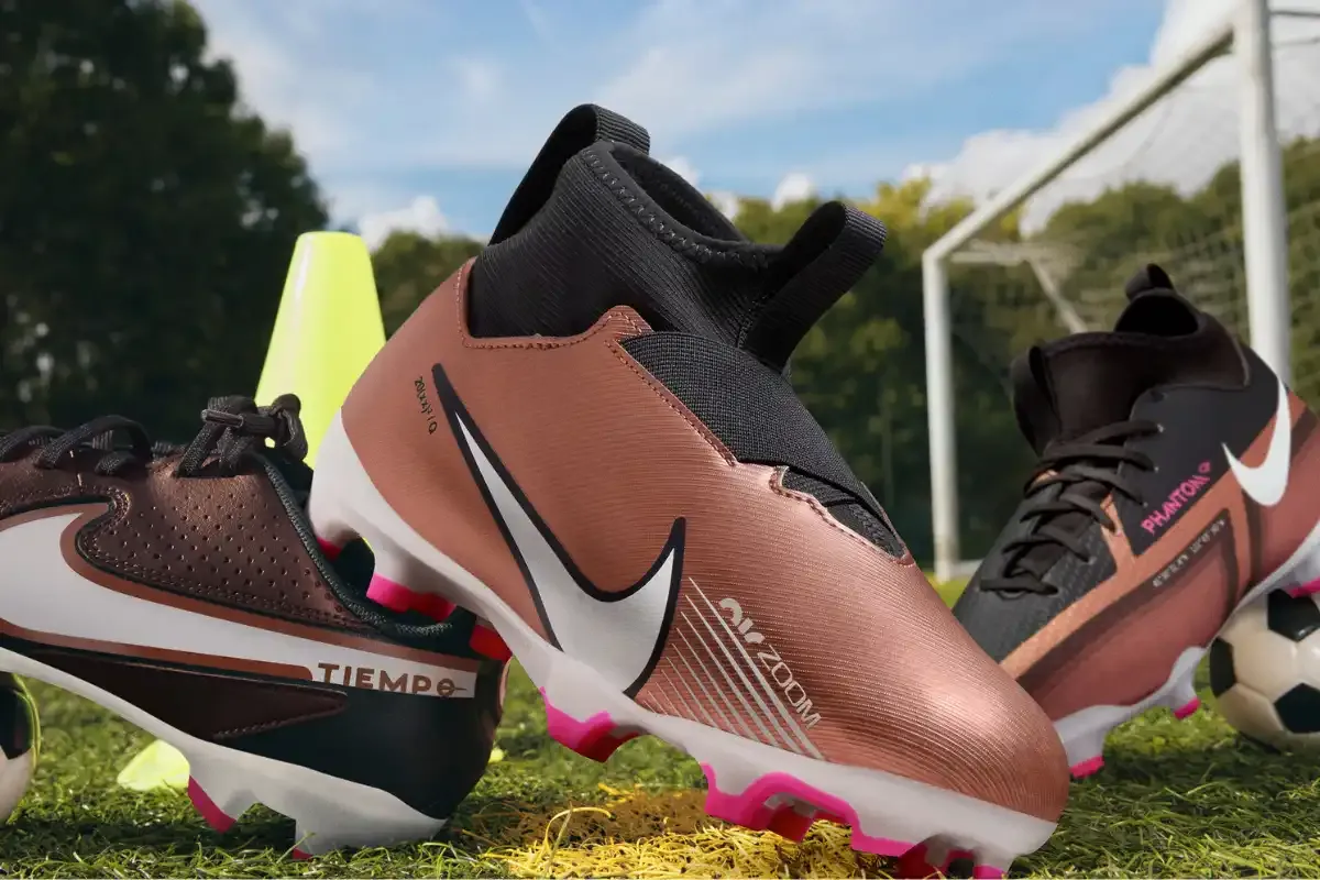Chuteira de futebol Nike Zoom Superfly para campo, com design moderno em tons de marrom, preto e detalhes rosa, ideal para jogadores profissionais.