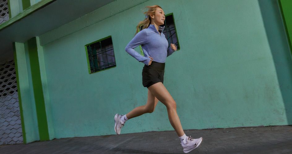 Mulher correndo com look completo da Nike.