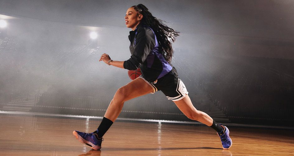 Jogadora se movimentando em direção à cesta.