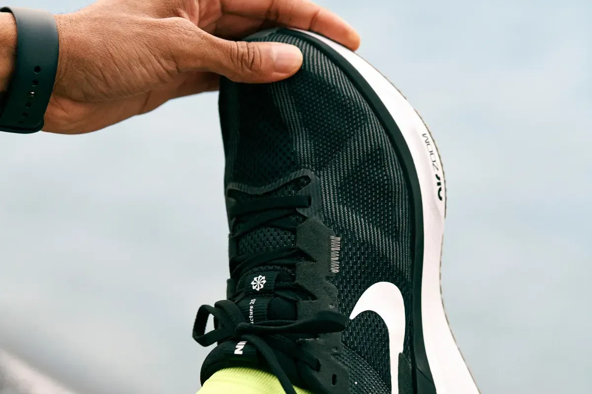 alongando o pé com o tênis